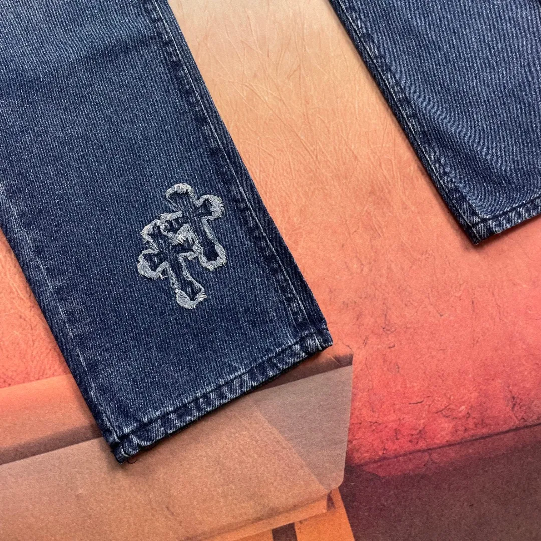 🅿️290 🔘Style No.-KL160 🔘Cro Heart𝐂𝐡𝐫𝐨𝐦𝐞 𝐇𝐞𝐚𝐫𝐭 Denim patch tassel cross jeans* The high-end quality is completely different from the currency on the market! It has been heavily washed, showing a natural worn and aged effect, and is full of retro charm, just like it came from the old fashion era. The customized denim patch cross adopts full right-angle hand-embroidery technology. Every stitch is full of ingenuity. The patch and denim are perfectly integrated, and the cross pattern is three-dimensional and exquisite. The aged silver buckle and the complete set of metal accessories are all custom-made from molds, with superb texture, harmonious color matching, strong durability, and luxurious details. This kind of craftsmanship and quality make it stand out among many jeans. Whether you are going out daily or attending trendy events, wear it and you will be the center of attention! For matching, you can choose a simple white T-shirt for the upper body to highlight the personality of jeans; or pair it with a black leather jacket and Martin boots to create a cool street style. If a couple wears it together, each with a different style of top, it will be the most beautiful scene when going out!  Size: S M L XL XXL (28.30.32.34.36) Color: Blue